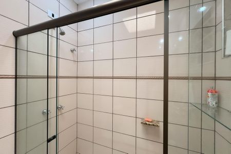 Casa de condomínio à venda com 356m², 4 quartos e 5 vagas Casa de condomínio à venda com 356m², 4 quartos e 5 vagasBanheiro