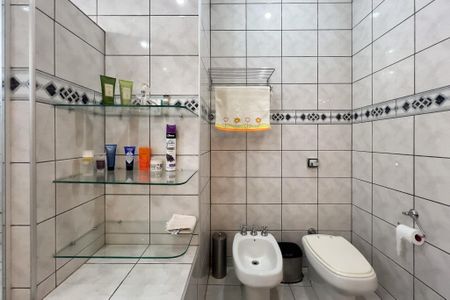 Casa de condomínio à venda com 356m², 4 quartos e 5 vagas Casa de condomínio à venda com 356m², 4 quartos e 5 vagasBanheiro da Suíte 1