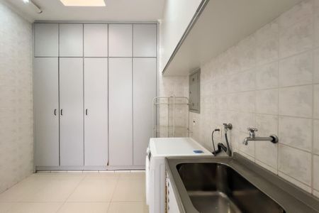 Casa de condomínio à venda com 356m², 4 quartos e 5 vagas Casa de condomínio à venda com 356m², 4 quartos e 5 vagasÁrea de Serviço