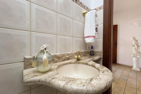 Casa de condomínio à venda com 356m², 4 quartos e 5 vagas Casa de condomínio à venda com 356m², 4 quartos e 5 vagasLavabo