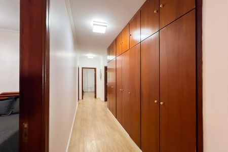 Casa de condomínio à venda com 356m², 4 quartos e 5 vagas Casa de condomínio à venda com 356m², 4 quartos e 5 vagasCorredor