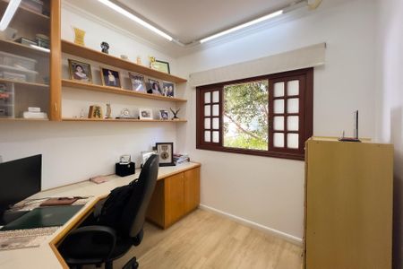 Casa de condomínio à venda com 356m², 4 quartos e 5 vagas Casa de condomínio à venda com 356m², 4 quartos e 5 vagasEscritório