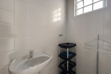 Casa de condomínio à venda com 356m², 4 quartos e 5 vagas Casa de condomínio à venda com 356m², 4 quartos e 5 vagasBanheiro de serviço