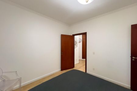 Casa de condomínio à venda com 356m², 4 quartos e 5 vagas Casa de condomínio à venda com 356m², 4 quartos e 5 vagasQuarto 2