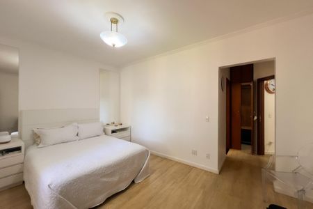 Casa de condomínio à venda com 356m², 4 quartos e 5 vagas Casa de condomínio à venda com 356m², 4 quartos e 5 vagasSuíte 1