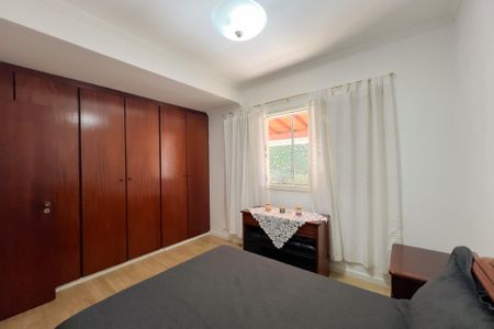 Casa de condomínio à venda com 356m², 4 quartos e 5 vagas Casa de condomínio à venda com 356m², 4 quartos e 5 vagasQuarto 1