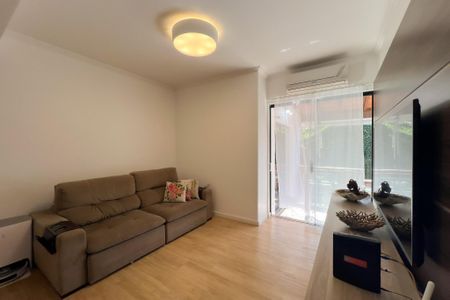 Casa de condomínio à venda com 356m², 4 quartos e 5 vagas Casa de condomínio à venda com 356m², 4 quartos e 5 vagasSala de TV