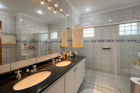 Casa de condomínio à venda com 356m², 4 quartos e 5 vagas Casa de condomínio à venda com 356m², 4 quartos e 5 vagasBanheiro da Suíte 1