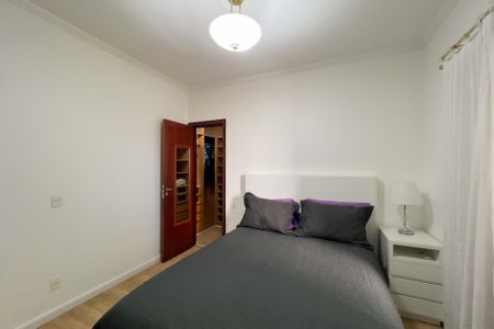 Casa de condomínio à venda com 356m², 4 quartos e 5 vagas Casa de condomínio à venda com 356m², 4 quartos e 5 vagasQuarto 2