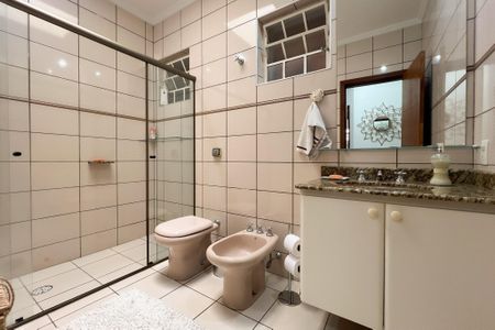 Casa de condomínio à venda com 356m², 4 quartos e 5 vagas Casa de condomínio à venda com 356m², 4 quartos e 5 vagasBanheiro