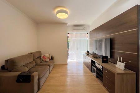 Casa de condomínio à venda com 356m², 4 quartos e 5 vagas Casa de condomínio à venda com 356m², 4 quartos e 5 vagasSala de TV