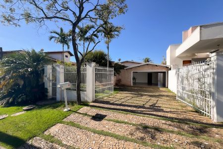 Casa de condomínio à venda com 356m², 4 quartos e 5 vagas Casa de condomínio à venda com 356m², 4 quartos e 5 vagasFachada