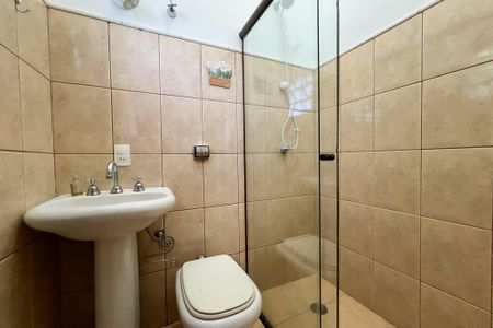 Casa de condomínio à venda com 356m², 4 quartos e 5 vagas Casa de condomínio à venda com 356m², 4 quartos e 5 vagasBanheiro da Suíte 2