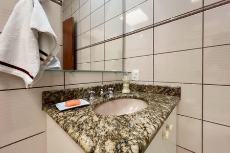 Casa de condomínio à venda com 356m², 4 quartos e 5 vagas Casa de condomínio à venda com 356m², 4 quartos e 5 vagasBanheiro