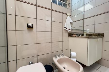 Casa de condomínio à venda com 356m², 4 quartos e 5 vagas Casa de condomínio à venda com 356m², 4 quartos e 5 vagasBanheiro