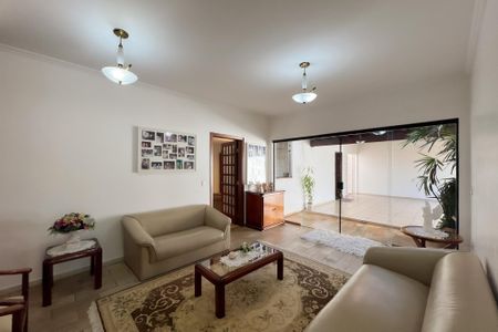 Casa de condomínio à venda com 356m², 4 quartos e 5 vagas Casa de condomínio à venda com 356m², 4 quartos e 5 vagasSala de estar