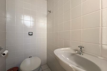 Casa de condomínio à venda com 356m², 4 quartos e 5 vagas Casa de condomínio à venda com 356m², 4 quartos e 5 vagasBanheiro de serviço