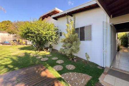 Casa de condomínio à venda com 356m², 4 quartos e 5 vagas Casa de condomínio à venda com 356m², 4 quartos e 5 vagasQuintal
