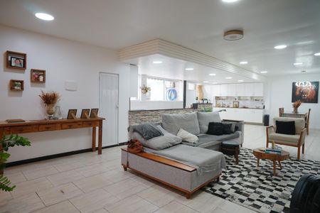 Sala de casa para alugar com 3 quartos, 360m² em Santa Paula, Maricá