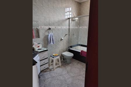 Casa à venda com 1700m², 4 quartos e 3 vagas Casa à venda com 1700m², 4 quartos e 3 vagasBanheiro