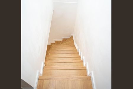 Casa para alugar com 442m², 4 quartos e 6 vagasEscada