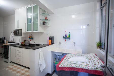 Apartamento à venda com 130m², 3 quartos e 2 vagas Apartamento à venda com 130m², 3 quartos e 2 vagasCozinha e Área de Serviço