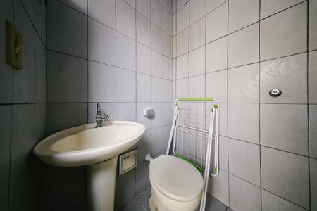 Casa à venda com 275m², 5 quartos e 2 vagasCasa 2 - Banheiro de Serviço