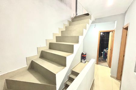 Casa à venda com 120m², 3 quartos e 1 vaga Casa à venda com 120m², 3 quartos e 1 vagaEscada