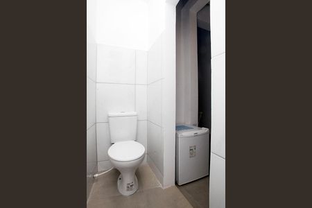 Banheiro de kitnet/studio para alugar com 1 quarto, 18m² em Centro Histórico, Porto Alegre