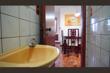 Banheiro 1 de casa à venda com 4 quartos, 207m² em Costa E Silva, Porto Alegre