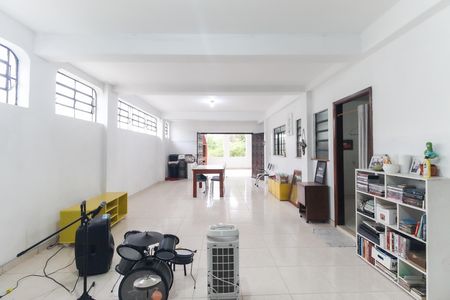 Casa à venda com 365m², 4 quartos e 3 vagas Casa à venda com 365m², 4 quartos e 3 vagasÁrea Externa Casa 2