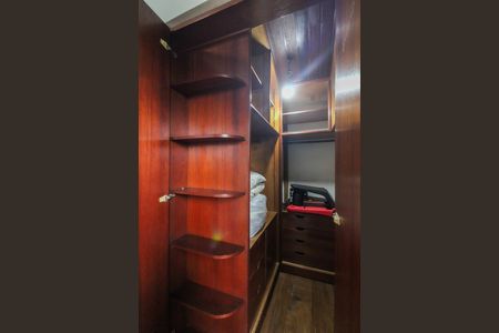 Casa à venda com 365m², 4 quartos e 3 vagas Casa à venda com 365m², 4 quartos e 3 vagasCloset Quarto 2 - Suíte