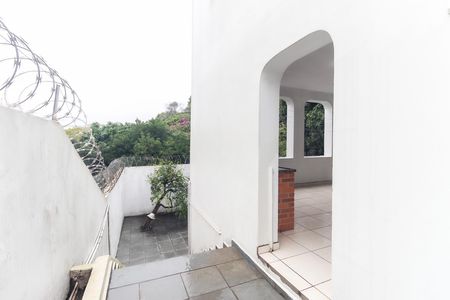 Casa à venda com 365m², 4 quartos e 3 vagas Casa à venda com 365m², 4 quartos e 3 vagasÁrea Externa Casa 2