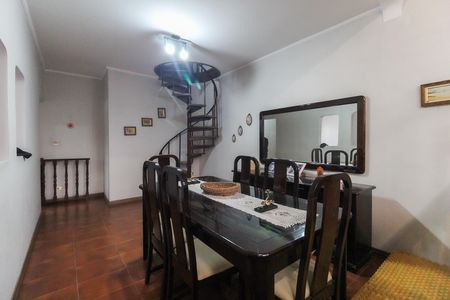 Casa à venda com 365m², 4 quartos e 3 vagas Casa à venda com 365m², 4 quartos e 3 vagasSala