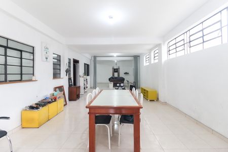 Casa à venda com 365m², 4 quartos e 3 vagas Casa à venda com 365m², 4 quartos e 3 vagasÁrea Externa Casa 2