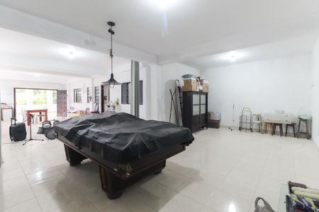 Casa à venda com 365m², 4 quartos e 3 vagas Casa à venda com 365m², 4 quartos e 3 vagasÁrea Externa Casa 2