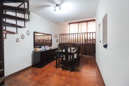 Casa à venda com 365m², 4 quartos e 3 vagas Casa à venda com 365m², 4 quartos e 3 vagasSala