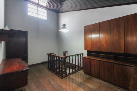 Casa à venda com 365m², 4 quartos e 3 vagas Casa à venda com 365m², 4 quartos e 3 vagasHall