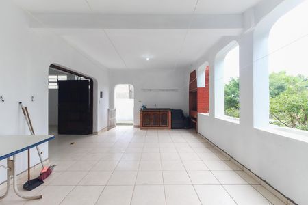Casa à venda com 365m², 4 quartos e 3 vagas Casa à venda com 365m², 4 quartos e 3 vagasÁrea Externa Casa 2