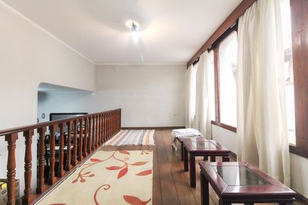 Casa à venda com 365m², 4 quartos e 3 vagas Casa à venda com 365m², 4 quartos e 3 vagasSala