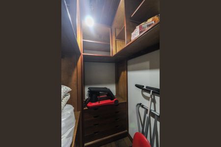 Casa à venda com 365m², 4 quartos e 3 vagas Casa à venda com 365m², 4 quartos e 3 vagasCloset Quarto 2 - Suíte