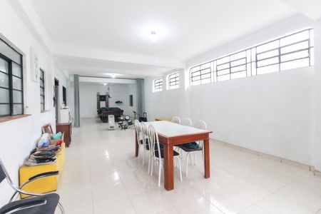 Casa à venda com 365m², 4 quartos e 3 vagas Casa à venda com 365m², 4 quartos e 3 vagasÁrea Externa Casa 2