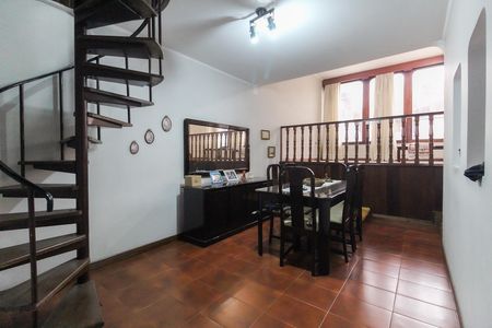 Casa à venda com 365m², 4 quartos e 3 vagas Casa à venda com 365m², 4 quartos e 3 vagasSala
