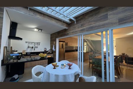 Casa de condomínio à venda com 245m², 3 quartos e 2 vagas