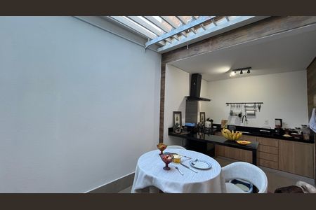 Casa de condomínio à venda com 245m², 3 quartos e 2 vagas