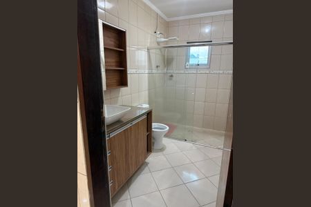 Banheiro de casa para alugar com 2 quartos, 100m² em Km 18, Osasco