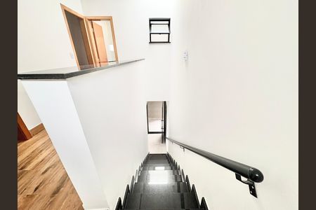Casa para alugar com 102m², 3 quartos e 2 vagasEscada para os Quartos 