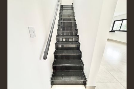 Casa para alugar com 102m², 3 quartos e 2 vagasEscada para os Quartos 