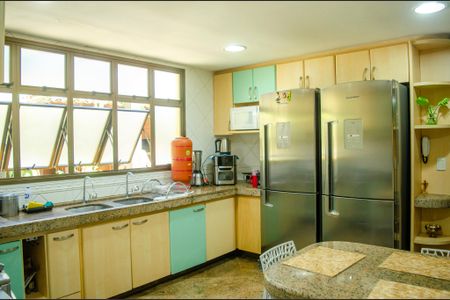 Casa à venda com 450m², 4 quartos e 3 vagas Casa à venda com 450m², 4 quartos e 3 vagasCozinha