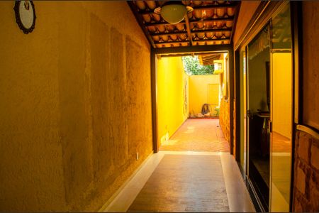 Casa à venda com 450m², 4 quartos e 3 vagas Casa à venda com 450m², 4 quartos e 3 vagasVaranda